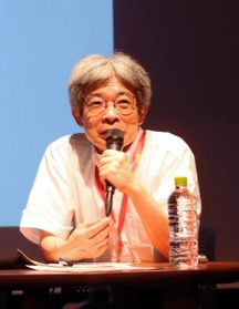 江原河畔劇場で、「先端的すぎず、ありきたりでもない集客を見込める演目を選んだ」と語る平田オリザさん＝豊岡市日高町日置（撮影・阿部江利）