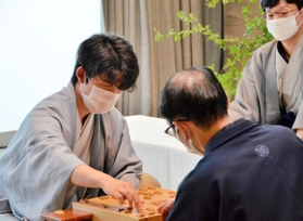 王位戦第１局に勝利し、感想戦で対局を振り返る藤井聡太七段（左）。右は木村一基王位＝２日午後、愛知県豊橋市、ホテルアークリッシュ豊橋