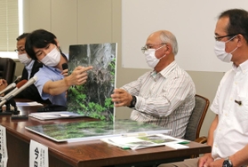 観察時の様子を説明する県立人と自然の博物館の布野隆之研究員（左から２人目）と三谷康則さん（同３人目）＝３日午後、神戸市中央区、兵庫県庁（撮影・山崎　竜）