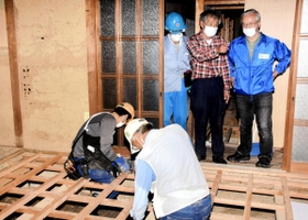 再建途上の被災家屋を視察するひょうごボランタリープラザの高橋守雄所長（右端）＝４日午前、岡山県倉敷市真備町岡田