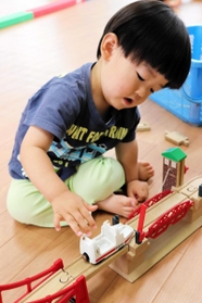線路のおもちゃで遊ぶ誠仁ちゃん（１）
