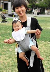 お母さんとの散歩で笑顔の泉ちゃん（１）