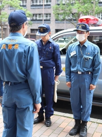 熊本県の豪雨被災地の支援に向けて出発する兵庫県職員（奥）＝５日午前、神戸市中央区の兵庫県災害対策センター 