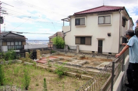 土砂崩れが起きた現場近くでは、被害を受けて解体された民家の基礎部分だけが残る＝神戸市灘区篠原台
