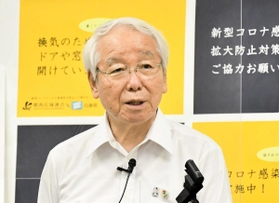 定例会見で新型コロナウイルス対策などについて発言する兵庫県の井戸敏三知事＝６日午後、兵庫県庁