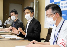 学童保育の指導員の感染を受け、会見する西宮市の石井登志郎市長（中央）＝西宮市役所