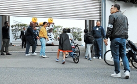 ハロウィーンの菓子をもらうため、山口組組員に総本部に招き入れられる子どもら＝２０１８年１０月３１日、神戸市灘区篠原本町４