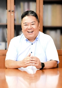 都心と里山地域の近さなど街の魅力を挙げ、「神戸市には自信と（人口減少への）危機感を持ってほしい」と話す寺崎秀俊副市長＝神戸市役所（撮影・中西幸大）