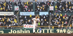 １回にソロ本塁打を放ち、ダイヤモンドを回る阪神・大山に声援を送るライトスタンドの観客＝１０日午後、西宮市の甲子園球場（撮影・飯室逸平）