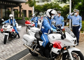 街に向かう交通機動隊の隊員ら＝神戸市兵庫区松原通４