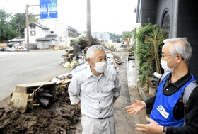 被災者に現状を尋ねる「ひょうごボランタリープラザ」の高橋守雄所長（右）＝１５日午後、熊本県人吉市新町