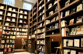 本が並ぶ書架。その場で本を読めるスペースもある＝三田市富士が丘５、寿ノ湯