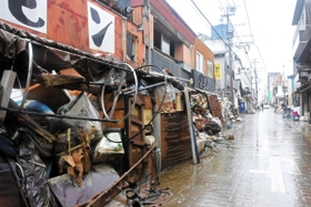 浸水被害に遭った中心市街地の商店街。店先に災害ごみが山積みになっていた＝１６日午後、熊本県人吉市紺屋町