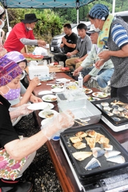 地元住民と支援者らが振る舞った炊き出し。被災者は「温かい食事は久しぶりでありがたい」と笑った＝１６日午後、熊本県人吉市中神町