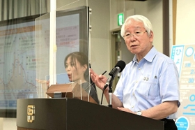 新型コロナウイルスの感染拡大を受け会見する井戸敏三知事＝１７日午後、兵庫県庁（撮影・秋山亮太）