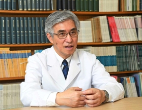 神戸大大学院医学研究科教授・曽良一郎さん＝神戸市中央区、神戸大大学院医学研究科（撮影・後藤亮平）