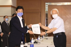 井戸敏三知事（右）から要望書を受け取る西村康稔・経済再生担当相＝１９日午前、神戸ポートピアホテル（撮影・鈴木雅之）