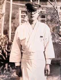 大阪の陸軍病院で療養する荒浜威さん（１９４４年撮影、荒浜悦子さん提供）