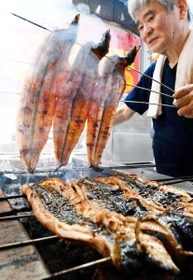 「焼き上がりが全然違う」と炭火にこだわって焼き上げられたウナギ。香りが食欲をそそる＝神戸市中央区八雲通５