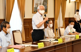 兵庫県の新型コロナウイルス感染症対策協議会会合で発言する井戸敏三知事（中央）＝神戸市内