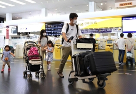 観光業界に対する支援事業「Ｇｏ　Ｔｏ　トラベル」が始まった。大きな荷物を押して、旅行に出かける家族＝２２日午前、神戸市中央区の神戸空港（撮影・吉田敦史）