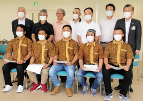 ３年の実習期間を終えた修了証を贈られたインドネシア人技能実習生＝６月２９日、兵庫県香美町香住区香住