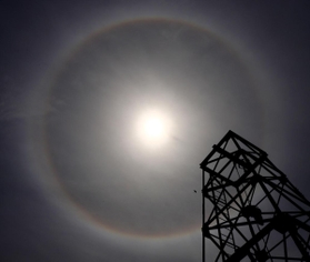 太陽の周りに現れた日暈＝２２日午後、神戸市北区有馬町、有馬温泉