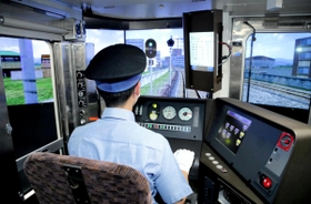 ＣＧで再現された映像を前に運転操作を確認する運転士＝大阪府吹田市、ＪＲ西日本社員研修センター