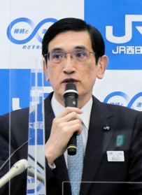 運賃見直しについて言及した長谷川一明社長＝２２日午後、大阪市北区、ＪＲ西日本