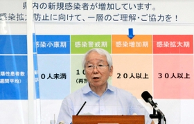 兵庫県が「感染増加期」に入ったことを受けて会見する井戸敏三知事＝２３日夜、兵庫県庁（撮影・鈴木雅之）