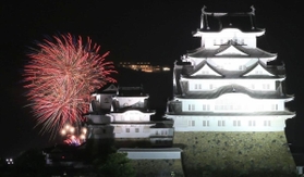 姫路城の背景を彩る花火＝２４日夜、姫路市本町の美樹ビルから撮影