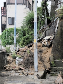 住宅街の路地をふさいだ土砂＝２５日午前１０時３分、神戸市長田区大谷町３