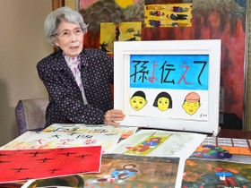 紙芝居「孫よ伝えて」を作り、空襲を語り継ぐ小林英子さん＝西宮市（撮影・秋山亮太）