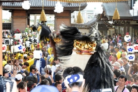 昨年の「毛獅子」の様子＝姫路市大塩町、大塩天満宮