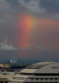 東の空に現れた太く縦に伸びる虹＝神戸市中央区東川崎町１から