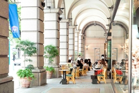 まるでイタリア！？　＝神戸市中央区、大丸神戸店のカフェ（神戸観光局提供）