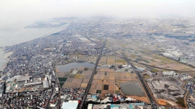 明石市大久保町周辺の上空から西を望む。「播磨臨海地域道路」はいったん内陸側を通り、写真奥の海沿いを進むルートとなっている。