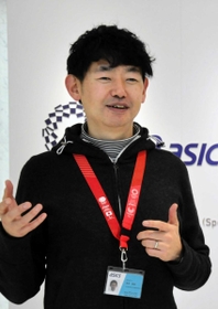 父や五輪への思いを語るアシックスの君原嘉朗オリ・パラ室長＝神戸市中央区港島中町７、アシックス本社