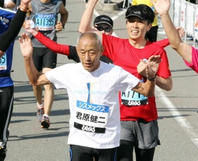 ２０１２年の神戸マラソンにゲストランナーとして参加し、ゴールする君原健二さん＝神戸市中央区港島中町６