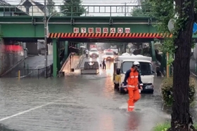 急激に降った雨により冠水したアンダーパス＝芦屋市内（読者提供）