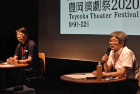 記者会見で発表する平田オリザさん（右）と中貝宗治市長＝豊岡市日高町日置