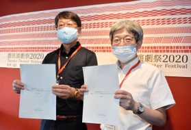 感染症対策のガイドラインを手にする平田オリザさん（右）と中貝宗治市長＝豊岡市日高町日置