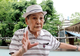 漁師に命を救われた体験を振り返る生前の菅野昭さん＝２０１７年８月、東京都内