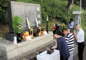 慰霊碑の前で香住沖海戦戦没者の冥福を祈る慰霊祭の参列者＝２０１９年８月３日、兵庫県香美町香住区一日市