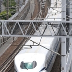午前６時に東京駅を出発し、西宮市の六甲トンネル前を走行する「Ｎ７００Ｓ」の一番列車「のぞみ１号」＝１日午前８時３０分、西宮市上甲東園４、山陽新幹線記念公園（撮影・風斗雅博）