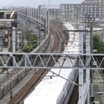 午前６時に東京駅を出発し、西宮市の六甲トンネル前を走行する「Ｎ７００Ｓ」の一番列車「のぞみ１号」＝１日午前８時３０分、西宮市上甲東園４、山陽新幹線記念公園（撮影・風斗雅博）