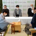 王位戦第１局で初手を指す藤井聡太七段（左）。右は木村一基王位＝１日午前、愛知県豊橋市、ホテルアークリッシュ豊橋