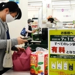 マイバッグに荷物を詰める買い物客＝１日午前、神戸市灘区備後町５、トーホーストア六甲道駅前店（撮影・中西幸大）