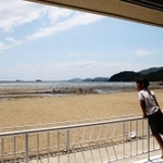 海開きを迎えた海水浴場を眺める子どもたち＝１日午後、たつの市御津町黒崎