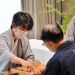 王位戦第１局に勝利し、感想戦で対局を振り返る藤井聡太七段（左）。右は木村一基王位＝２日午後、愛知県豊橋市、ホテルアークリッシュ豊橋